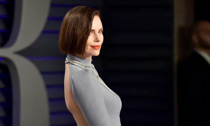 Người đẹp gốc Nam Phi Charlize Theron vẫn thu hút dư luận khi không chỉ đóng phim bền bỉ, đời tư ít tai tiếng mà còn luôn nổi bật với các vai diễn đa dạng. Sau vai diễn trong Tully (2018), cô hóa thân thành cô nàng trẻ trung, lôi cuốn trong Long Shot. Chân dài Charlize Theron nổi tiếng bởi khả năng diễn xuất đa dạng, vai diễn của cô trong Long Shot được đánh giá cao. Đồng thời tác phẩm được chấm 81% trên Rotten Tomatoes. 