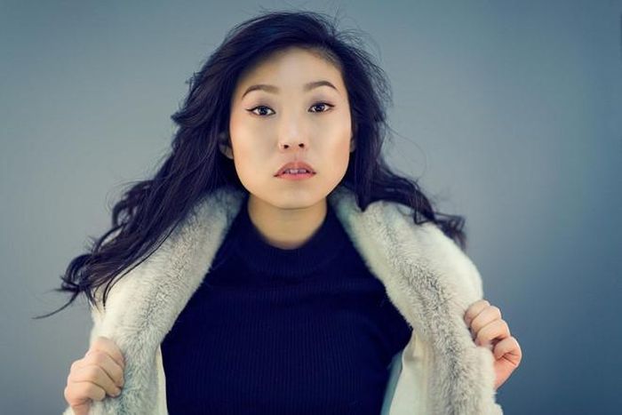 Awkwafina là nghệ sĩ gốc Á có sự nghiệp đang lên tại Hollywood. Xuất thân là một rapper, cô lấn sân sang điện ảnh với hai tác phẩm nổi bật năm rồi như Ocean's 8 và Crazy Rich Asians. Tuy chỉ là vai phụ nhưng Awkwafina "ăn điểm" nhờ diễn xuất chân thực. Đến tác phẩm chính kịch, gia đình mang tên The Farewell của đạo diễn Lulu Wang kể về câu chuyện trong một gia đình có người bà bị ung thư do cô đóng chính, diễn xuất của cô mới thực sự tỏa sáng. Tác phẩm được chấm 100% trên Rotten Tomatoes, nhận nhiều lời khen có cánh của giới phê bình dành cho diễn xuất của cô cũng như nội dung tác phẩm. 