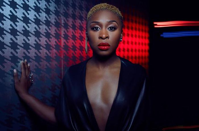 Người đẹp da màu Cynthia Erivo từ đầu năm đến nay tất bật cho các dự án phim truyền hình cũng như điện ảnh. Đầu năm, cô xác nhận với truyền thông tham gia vào dự án phim truyền hình chuyển thể từ truyện của Stephen King là The Outsider. Bên cạnh đó, cô còn tham gia vào phim Chaos Walking của đạo diễn Douglas Eric Liman. Nổi bật hơn cả là sự xuất hiện của người đẹp sinh năm 1987 tại giải Tony 2019. 