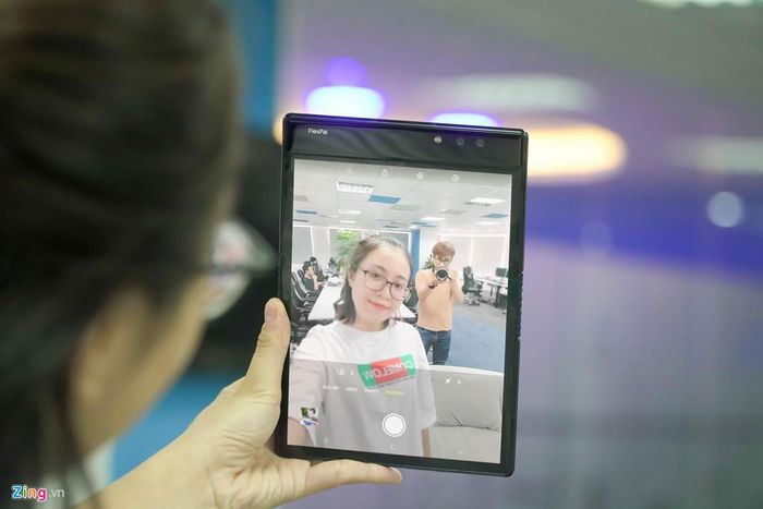 Máy sử dụng màn hình AMOLED, độ phân giải 1.920 x 1.440 pixel. Khi sử dụng ở chế độ toàn màn hình, máy có kích thước 7,8 inch. Dù được trang bị tấm nền AMOLED nhưng chất lượng hiển thị của máy khá kém, màn hình bị ám vàng, xỉn màu. Hơn nữa, ở khoảng cách sử dụng thông thường, người dùng cũng có thể thấy rõ điểm ảnh trên màn hình này.