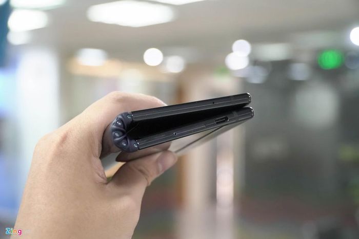 Sau khi gập lại, Flexpai có kích thước tương đương một chiếc ví. Khoảng hở giữa 2 phần màn hình tương đối lớn và trọng lượng của máy cũng khá nặng. Việc cầm máy trong thời gian dài bằng một tay khiến tôi cảm thấy không thoải mái.
