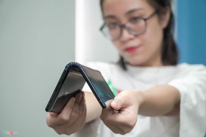 Royole cho biết phần bản lề của máy được cấu tạo từ hơn 100 thành phần khác nhau và nó có thể gập mở ít nhất 200.000 lần. Qua một số trải nghiệm nhanh, phần bản lề này khá cứng cáp và chắc chắn. Hai cạnh màn hình cũng được trang bị nam châm, giúp giữ máy chắc chắn hơn khi gập.