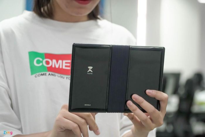 Royole Flexpai được trang bị bộ xử lý Snapdragon 855, 6 GB RAM và 128 GB bộ nhớ trong. Máy cài đặt sẵn trên nền tảng Water OS dựa trên hệ điều hành Android 9 Pie. Đây là một trong những cấu hình phần cứng mạnh mẽ nhất trên smartphone Android hiện nay. Tuy nhiên, trải nghiệm sử dụng sản phẩm này khá tệ. Máy thường xuyên xảy ra hiện tượng giật lag khi chuyển đổi giữa 2 chế độ smartphone và tablet. Bên cạnh đó, do là một sản phẩm xách tay từ thị trường nội địa Trung Quốc, Flexpai không hỗ trợ tiếng Việt và kho ứng dụng Google Play.