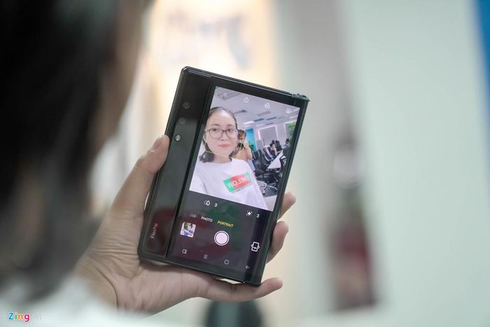 Máy hỗ trợ cụm camera kép có độ phân giải lần lượt 16 MP và 20 MP. Phần mềm camera của máy hoạt động chậm, thường xuyên bị xung đột ứng dụng và thoát ra ngoài. Camera này cũng có tốc độ lấy nét và chụp hình rất chậm. Màu sắc hình ảnh cho ra nhạt, chi tiết kém.