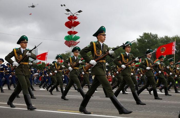 Mang phóng cách khá giống với cuộc duyệt binh của Nga, các cuộc duyệt binh của Belarus thường có sự tham gia của nhiều loại chiến đấu cơ và thiết giáp khủng. Nguồn ảnh: BI.