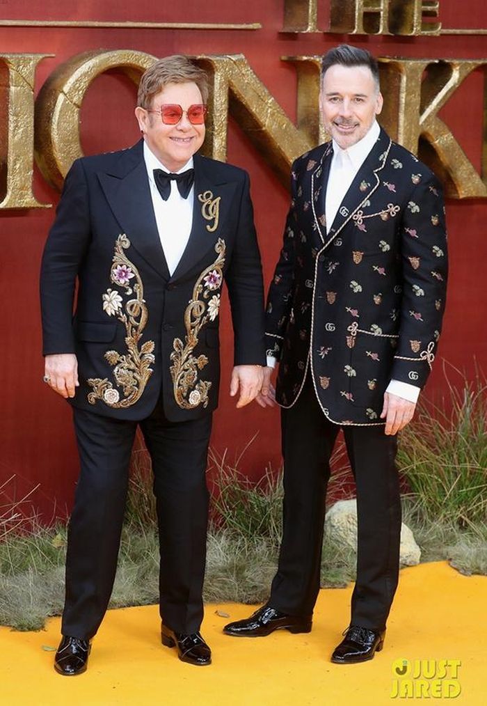 Danh ca Elton John và người bạn đời đồng giới sánh đôi cùng nhau. Trong sự kiện, Elton thể hiện ca khúc trong phim giống như bản phim hoạt hình năm 1994.
