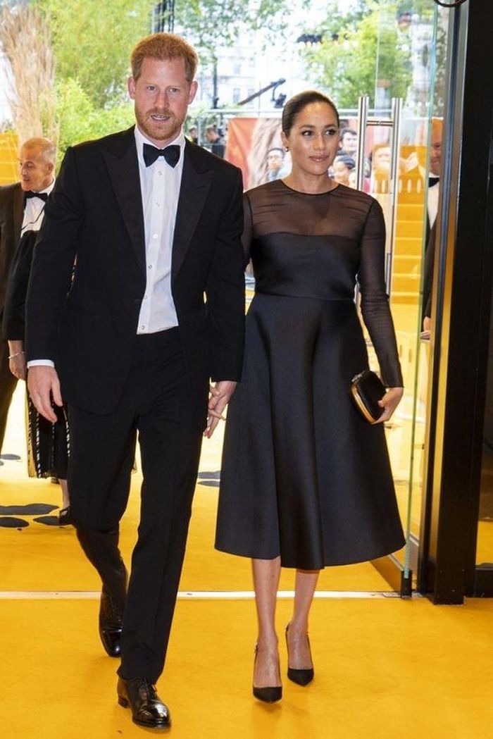 Công nương Anh Meghan Markle cùng hoàng tử Harry cũng tới dự sự kiện. Công nương lựa chọn bộ đầm đen tối giản kết hợp cùng với ví cầm tay của Gucci còn hoàng tử Hary lựa chọn bộ vest màu đen lịch lãm.