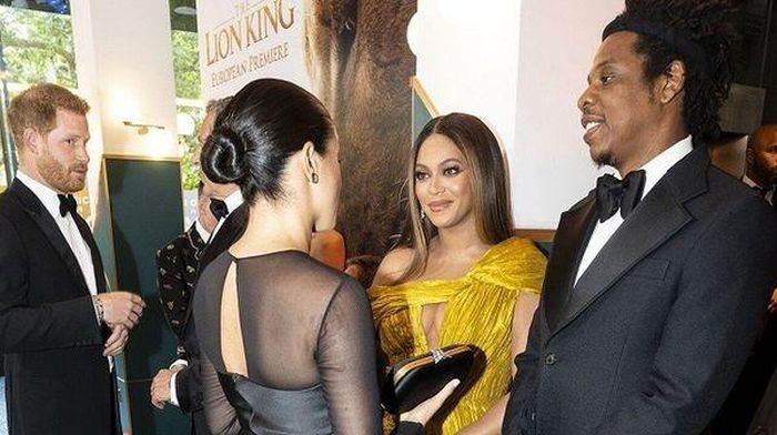 Hai gia đình Công nương Meghan Markle và ca sĩ Beyonce trò chuyện rôm rả trên thảm đỏ
