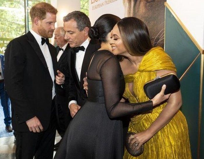 Công nương Meghan Markle bày tỏ tình cảm khi gặp Beyonce tại sự kiện