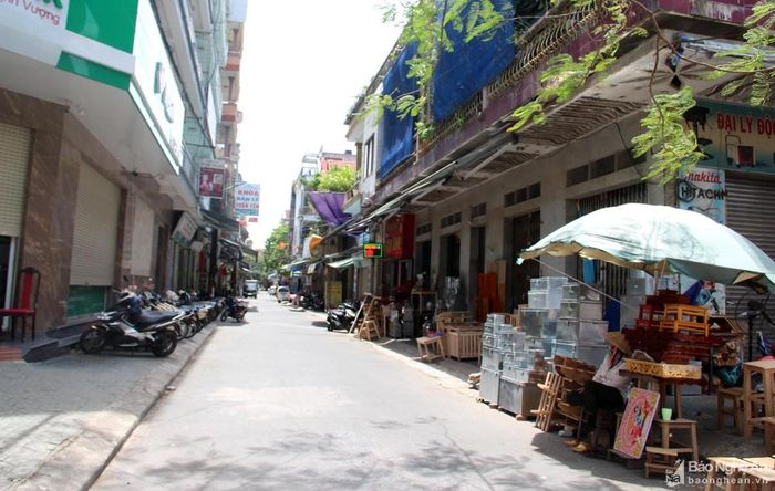Đường Nguyễn Xiển, gần chợ Vinh kinh doanh đồ gỗ nguy cơ cháy cao. Ảnh: Văn Trường