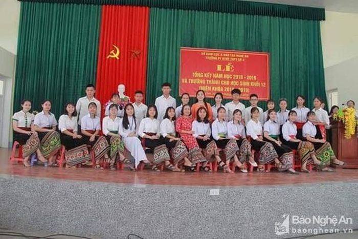 Lục Thị Doanh (đầu tiên từ trái qua phải) chụp ảnh kỷ niệm cuối cấp cùng lớp. Ảnh NVCC