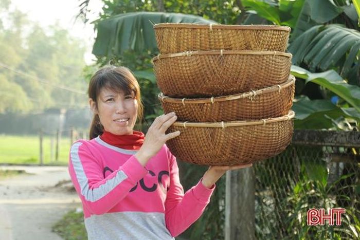 Dẫu không còn là đồ gia dụng chiếm vị trí “độc tôn” như ngày trước nhưng những vật dụng thủ công bằng mây tre đan vẫn có chỗ đứng riêng cho mình.