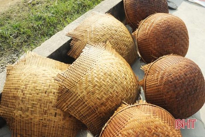 Vào vụ mùa, thúng, mủng làm đến đâu bán hết đến đó