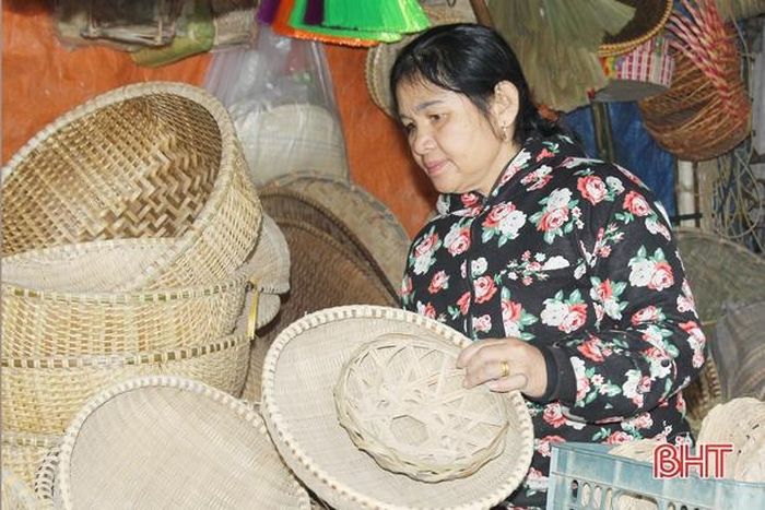 Dãy hàng của chị Hiền đa dạng sản phẩm thủ công phục vụ người mua.