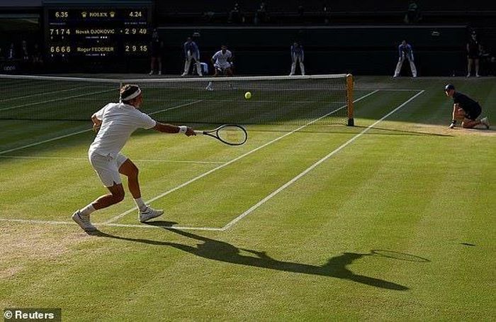  ...khi hai tay vợt giành nhau từng điểm 1 và Federer đã có cơ hội để sớm kết thúc trận đấu nhưng không thành công và cả hai đã một lần nữa bước vào loạt tie-break khi tỷ số là 12-12. 