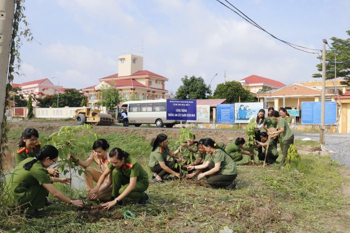 Hội Phụ nữ CATP trồng cây xanh và bàn giao cho chính quyền địa phương