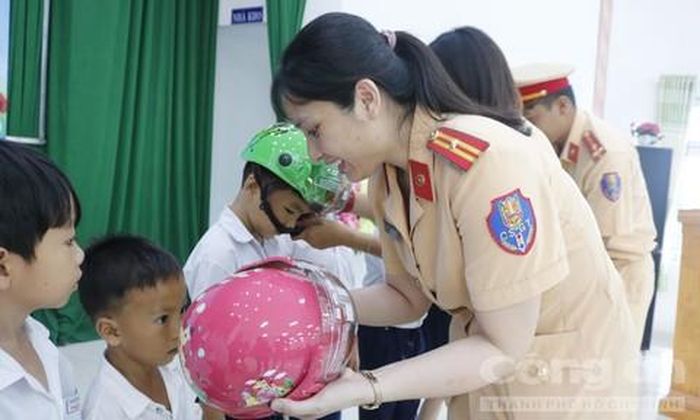 Trao tặng nón bảo hiểm đến các em học sinh