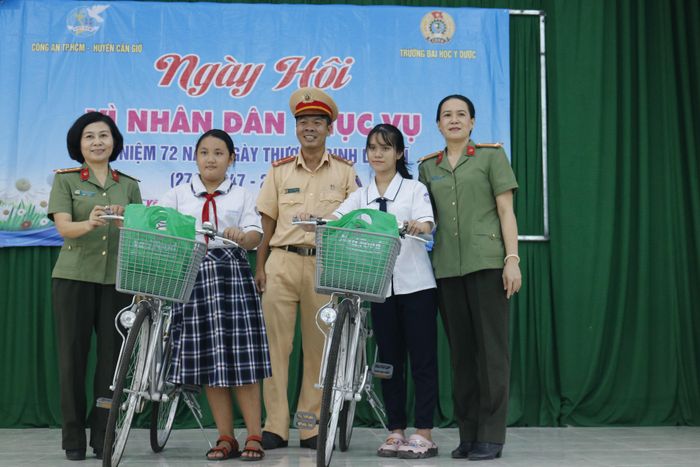 Trao quà và xe đạp cho người dân, học sinh
