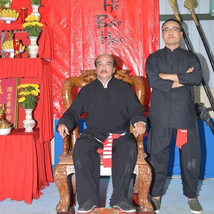 Nam Anh Kiệt (đứng) chụp ảnh cùng đại võ sư Nam Anh. Ảnh: FBNV.