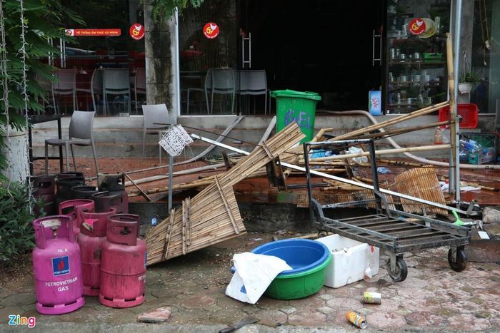 Trước khi lửa lan rộng, nhân viên nhà hàng đã cố gắng đưa các bình gas ra ngoài.