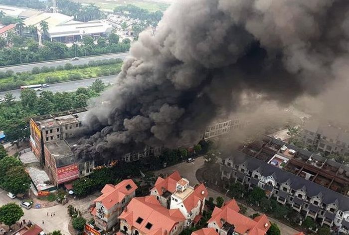 Lúc 9h ngày 16/7, hỏa hoạn xảy ra tại dãy biệt thự liền kề đã được cải tạo mở nhà hàng "Gà không lối thoát" nằm ngay lối vào công viên Thiên đường Bảo Sơn, huyện Hoài Đức, Hà Nội.