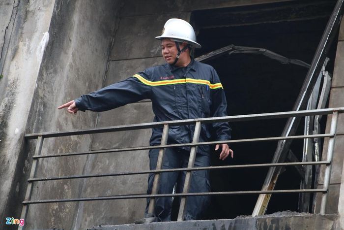 Công an Hà Nội đã điều xe chữa cháy từ các quận Ba Đình, Hà Đông tới hỗ trợ dập lửa. Đến 9h45, đám cháy được khống chế.