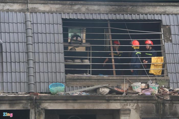Do nhà hàng sử dụng nhiều vật liệu dễ cháy để trang trí nên lửa nhanh chóng lan rộng, thiêu rụi tài sản bên trong. Khu vực tầng 4 chứa nhiều vật dụng nấu ăn, cảnh sát phải phun nước làm mát để tiếp cận khu vực này.