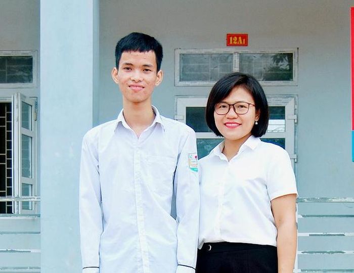Đỗ Đình Lộc cùng giáo viên chủ nhiệm. Ảnh: NVCC.