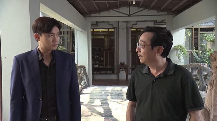 Ông Luật dạy dỗ con trai. Ảnh: VTV.