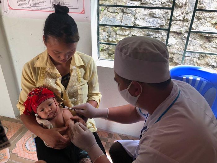 Người dân cần chủ động đưa trẻ từ 9 tháng tuổi chưa tiêm vaccine sởi hoặc từ 18 tháng tuổi chưa tiêm đủ 2 mũi vaccine sởi đến trạm y tế xã, phường để tiêm vaccine phòng bệnh. Ảnh: VGP/Hiền Minh