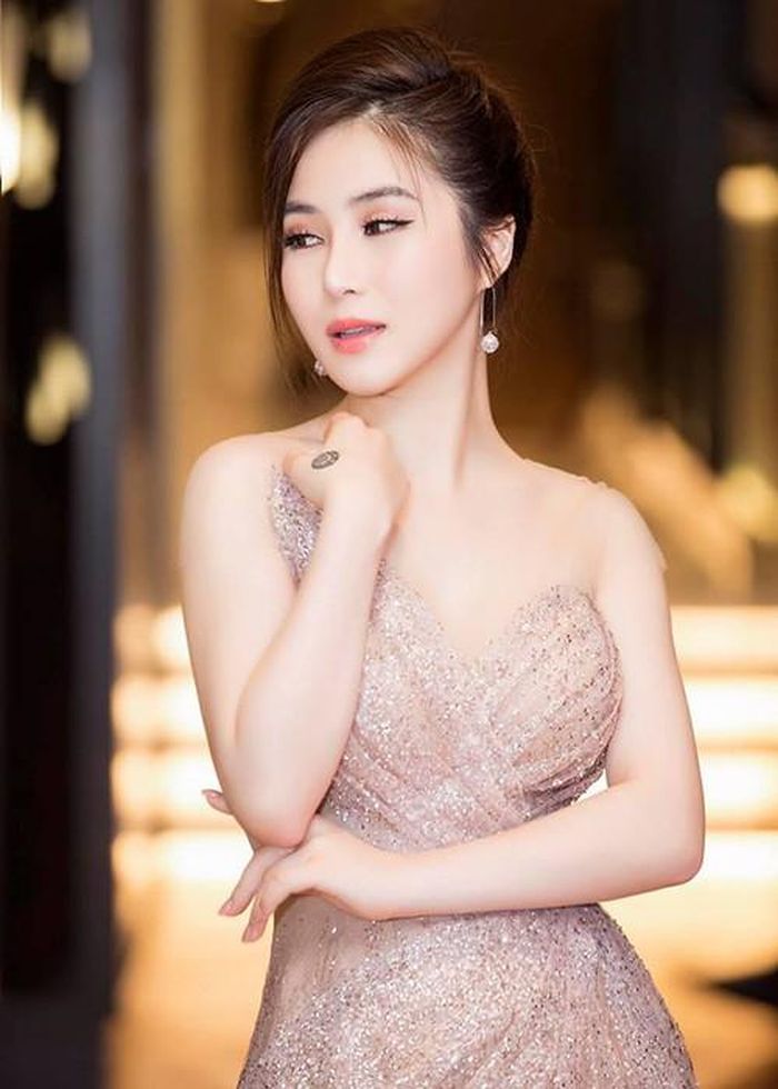Với Hương Tràm, cô lại bị một fan cuồng hứa rằng nếu cô đồng ý làm bạn thì sẽ tặng 10.000 USD.