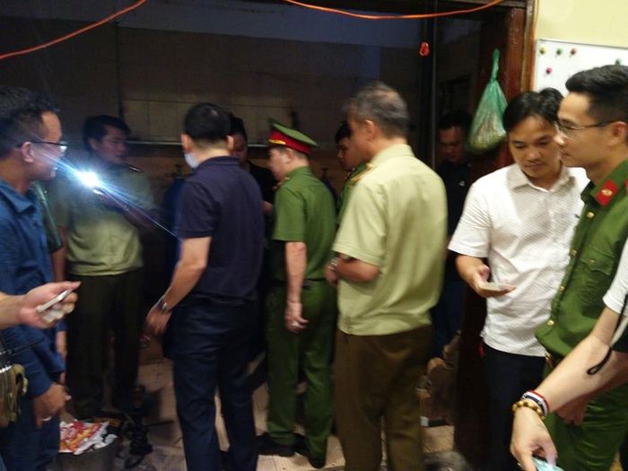 Qua kiểm tra hơn 20 điểm kinh doanh nhạy cảm trên địa bàn quận Hoàn Kiếm, lực lượng chức năng thu giữ hơn 10.000 quả bóng cười, hàng chục bình khí N2O...