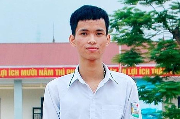 Đỗ Đình Lộc (học sinh lớp 12A1 Trường THPT Thanh Sơn, Phú Thọ) là thí sinh có tổng điểm cả 2 tổ hợp xét tuyển khối A và B đều trên 28,5.