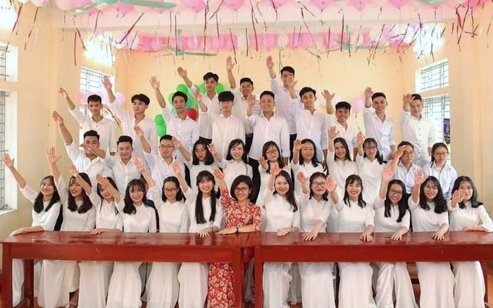 Lộc và các thành viên của lớp 12A1 Trường THPT Thanh Sơn, tỉnh Phú Thọ.