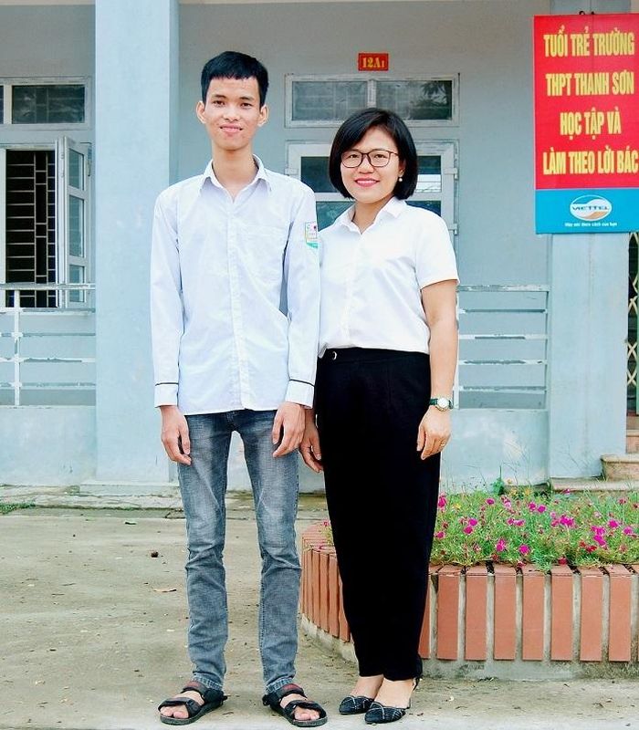 Đỗ Đình Lộc và cô giáo chủ nhiệm Trần Thanh Hà.