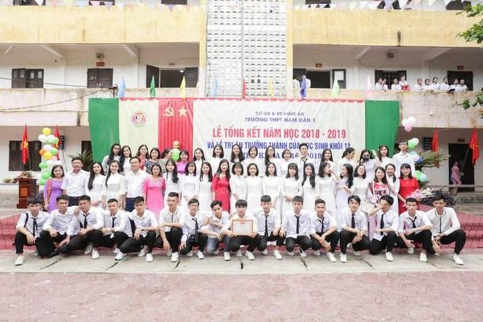 Tập thể lớp 12C1 Trường THPT Nam Đàn 1. Ảnh: Thúy Tình