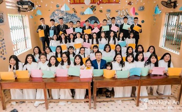 Tập thể lớp 12 A1, Trường THPT Đô Lương 1. Ảnh: Huy Thư