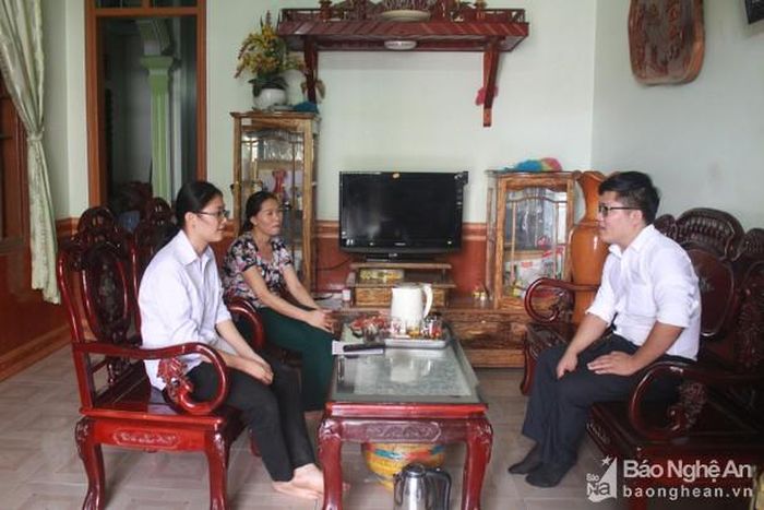 Thầy giáo Lê Đăng Khoa- giáo viên chủ nhiệm lớp 12T1 chia sẻ niềm vui với học sinh đạt điểm cao. Ảnh: Thái Hiền