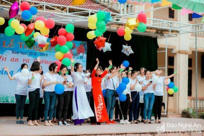 Tập thể lớp 12A4 trong Lễ trưởng thành và tri ân. Ảnh: Nguyễn Hà