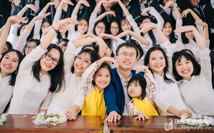 Thầy Nguyễn Văn Tiến - giáo viên chủ nhiệm lớp 12 A1 cùng những học sinh thân yêu. Ảnh: Huy Thư