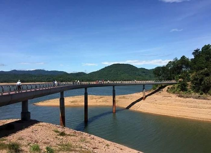Nhiều người từng tham gia xây dựng hồ Kẻ Gỗ nay về đây thăm hồ.