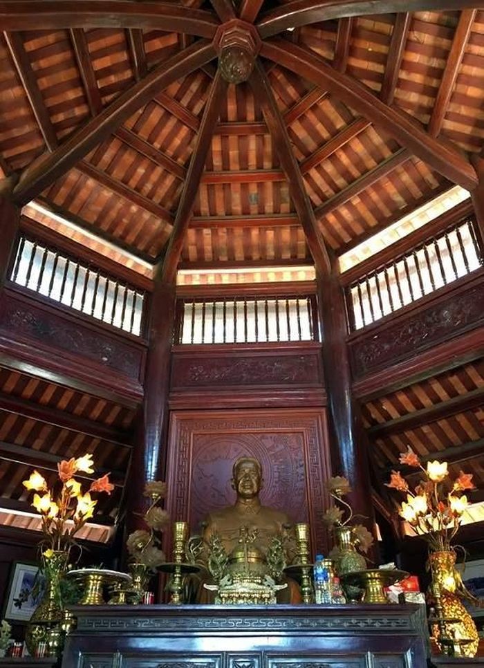 Bàn thờ Tổng Bí thư Lê Duẩn trong đền thờ Tổng Bí thư trên một ngọn đồi ở hồ Kẻ Gỗ.