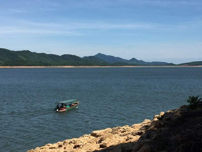 Một góc hồ Kẻ Gỗ.