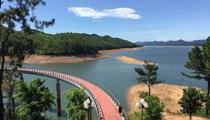 Hồ Kẻ Gỗ nhìn từ Đền thờ cố Tổng Bí thư Lê Duẩn.