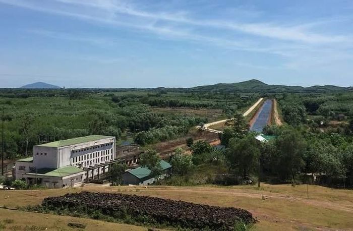 Những cánh đồng, cánh rừng được những "dòng mương nhỏ tắm mát quanh năm" từ nước hồ Kẻ Gỗ.