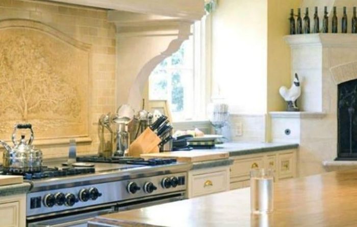 Phòng bếp hiện đại sử dụng gạch ceramic cùng các tủ đựng màu trắng trang nhã tinh tế.