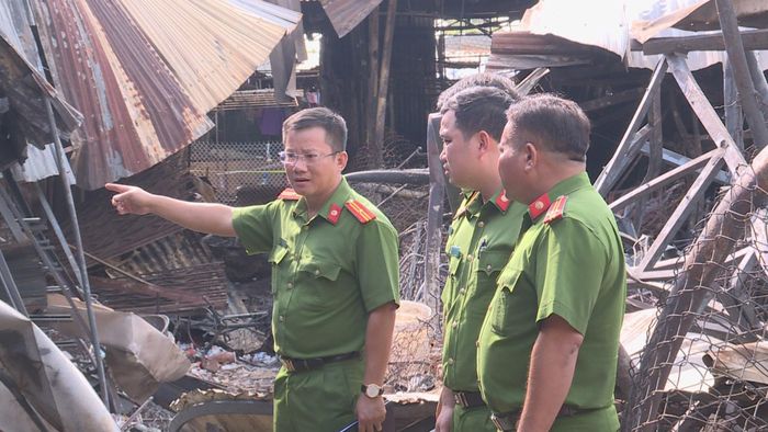 Lực lượng Công an khám nghiệm hiện trường vụ cháy