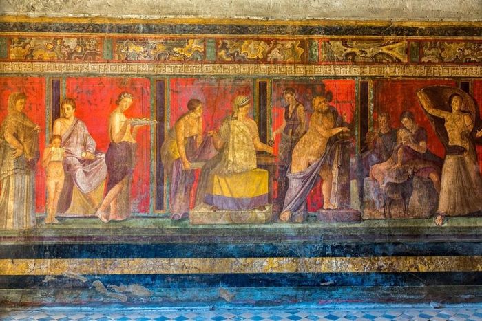 Bốn phong cách hội họa La Mã được tìm thấy ở Pompeii, thể hiện trong những bức tranh, bích họa và điêu khắc bằng đá trên các vách tường, sàn hay trần nhà. Đáng chú ý nhất là những biệt thự và ngôi nhà tráng lệ thu hút nhiều khách du lịch. Chúng được bảo quản tốt đến mức các tác phẩm hội họa vẫn có thể thấy rõ từng màu sắc, đường nét trên những bức tường cũ kỹ. Ảnh: BlackMac, Irisphoto1, Nadezhda Kharitonova, S-F. 