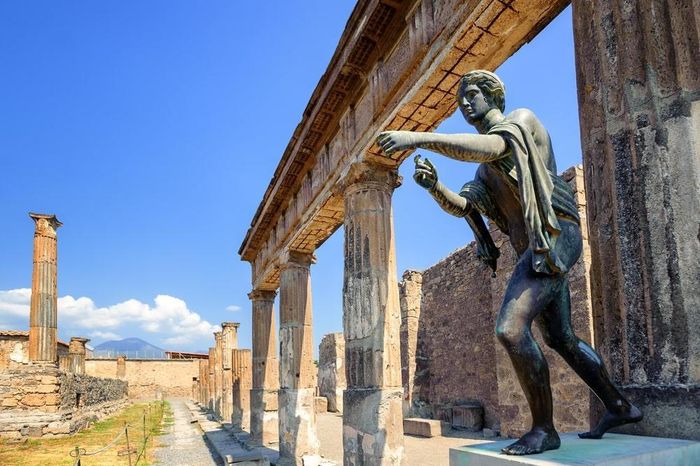  Pompeii bị lãng quên trong lòng đất khoảng 1.700 năm rồi bất ngờ xuất hiện vào năm 1748. Mọi dấu tích và những giá trị văn hóa, thẩm mỹ vẫn còn được giữ nguyên vẹn trong điều kiện thiếu không khí và độ ẩm. Những dòng dung nham núi lửa đã vô tình bảo quản hoàn hảo tất cả dấu ấn của con người và các công trình cổ xưa. Ngày nay, khách du lịch từ khắp nơi trên thế giới đến địa điểm này để chứng kiến những tàn tích cổ xưa của một thành phố La Mã từng hưng thịnh. Ảnh: Boris Stroujko. 