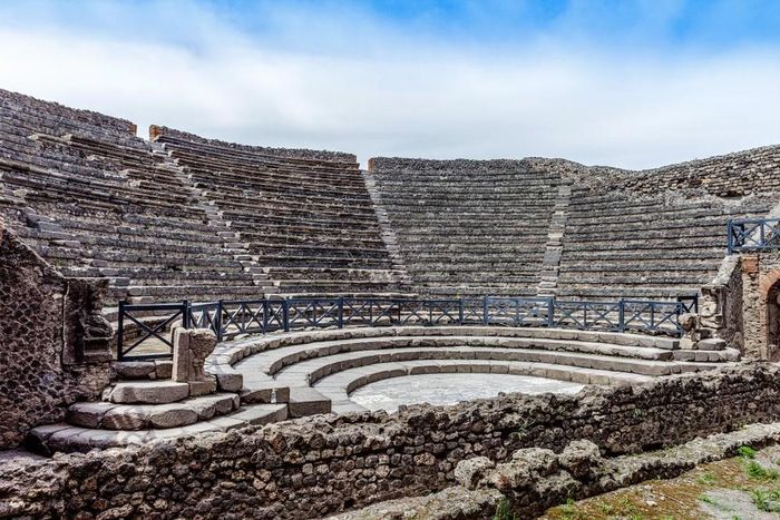 Thành cổ Pompeii có diện tích khoảng 1,8 km2 được bao quanh bởi bức tường bằng đá dài 4,8 km với 7 cửa và 14 lầu tháp hoành tráng. Những con phố lớn rải đá cắt ngang, dọc tạo thành hình bàn cờ đúng kiểu truyền thống La Mã, chia thành phố thành 9 khu vực. Mỗi khu vực đều có phố lớn nhỏ thông nhau. Những con phố lớn còn lưu lại vết xe bằng sắt rất sâu như xe ngựa trên mặt đường. Ảnh: Edward Haylan. 